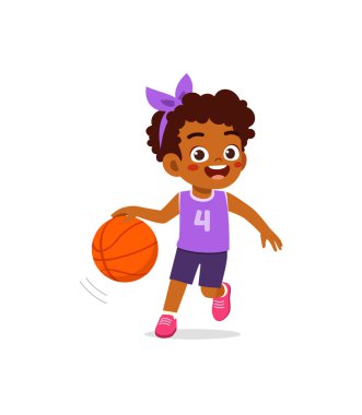 Küçük çocuk basketbol oynar ve mutlu olur.