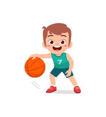 Küçük çocuk basketbol oynar ve mutlu olur.