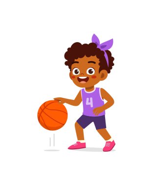 Küçük çocuk basketbol oynar ve mutlu olur.