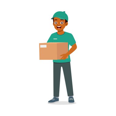 Genç teslimatçı paketi tutuyor ve gülümsüyor.