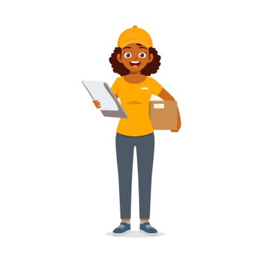 Genç kurye kadın elinde paket ve pano tutuyor.