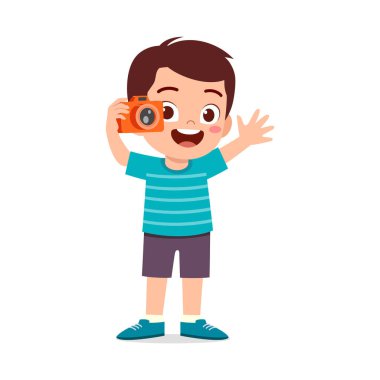 Küçük çocuk kamerayı tutuyor ve fotoğraf çekiyor.