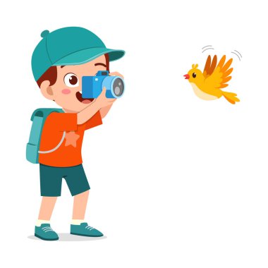 Küçük çocuk kamerayı tutuyor ve kuşun fotoğrafını çekiyor.