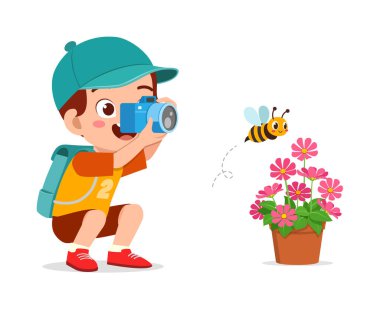 Küçük çocuk elinde kamerayla Arı 'nın fotoğrafını çekiyor.