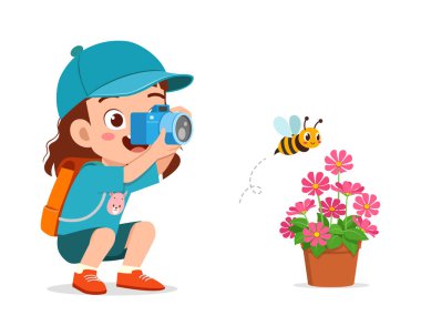 Küçük çocuk elinde kamerayla Arı 'nın fotoğrafını çekiyor.