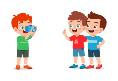 Küçük çocuk kamerayı tutuyor ve arkadaşının fotoğrafını çekiyor.