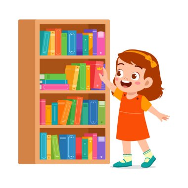 Küçük çocuk kitaplıktan bir kitap al.
