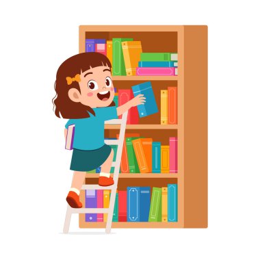 Küçük çocuk kitaplıktan merdiven kullanarak bir kitap aldı.