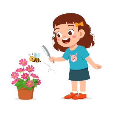 Küçük çocuk arıyı gözlemlemek için büyüteç kullanıyor.