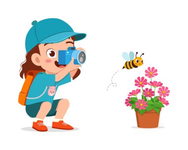 Küçük çocuk elinde kamerayla Arı 'nın fotoğrafını çekiyor.