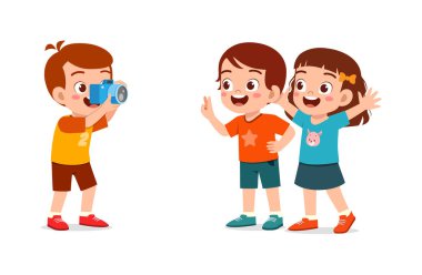 Küçük çocuk kamerayı tutuyor ve arkadaşının fotoğrafını çekiyor.