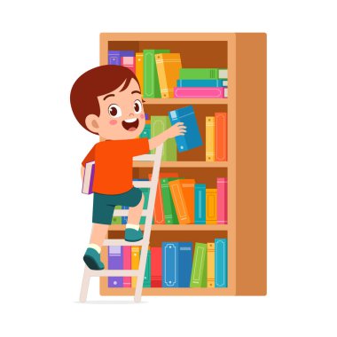 Küçük çocuk kitaplıktan merdiven kullanarak bir kitap aldı.
