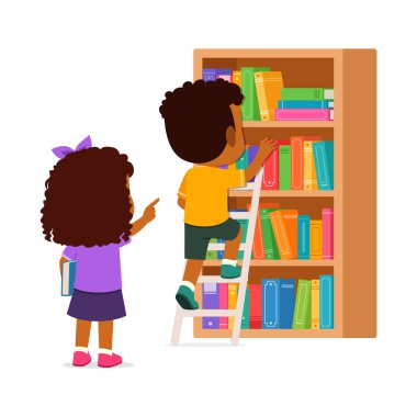 Küçük çocuk ve arkadaşı kitaplıktan merdiven kullanarak bir kitap alıyor.