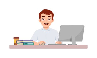Mutlu adam masa başında oturup bilgisayarla çalışıyor.