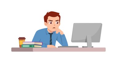 Adam çalışan masa başında oturup ofiste çalışıyor ve bilgisayara ciddi bakıyor.