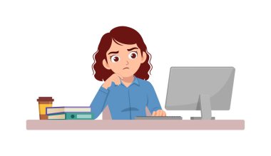 Kadın çalışan masa başında oturup ofiste çalışıyor ve ciddi anlamda bilgisayara bakıyor.