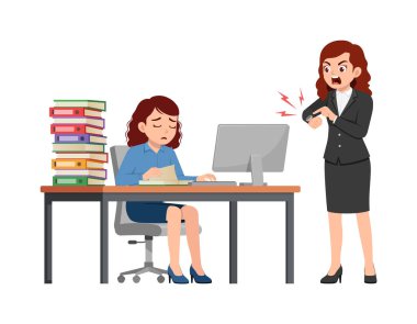 Kadın çalışan masa başında bilgisayarla çalışıyor, patron kızgın duruyor.