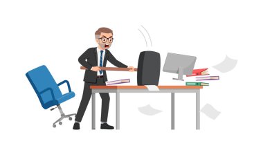 Öfkeli bir adam, elinde büyük bir çekiçle ofiste çalışan bir çalışan.