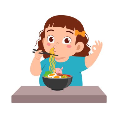 Küçük çocuk erişteli erişte yer ve mutlu olur.