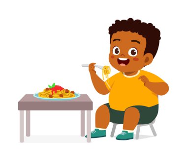 Küçük çocuk spagetti yer ve mutlu olur.