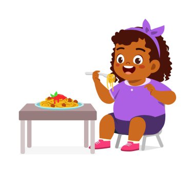 Küçük çocuk spagetti yer ve mutlu olur.