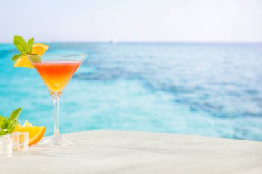 Tropik tatil köyündeki masada limonlu taze kokteyl.