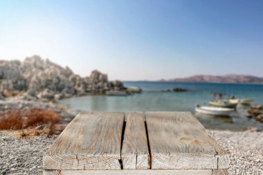Arkaplanda deniz manzaralı masa