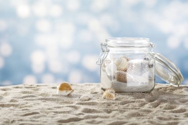 Ahşap bir arka planda deniz yıldızı ve deniz yıldızı dolu cam kavanoz. Spa konsepti. Boşluğu kopyala