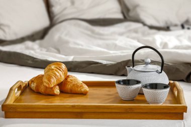 Ay çöreği ve bir fincan çayla yatakta kahvaltı..