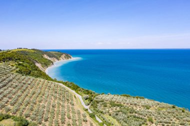 Deniz kıyısının havadan görünüşü. Gökten görünen güzel deniz kıyısı.