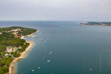 Yaz aylarında Akdeniz kıyısındaki adanın deniz manzarası.