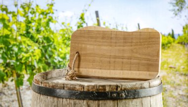 Tahta kesme tahtası ve üzüm bağı olan ahşap fıçı..