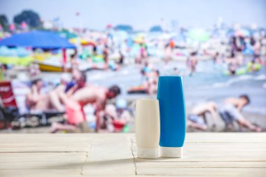 Yaz tatilinde plaj geçmişi olan güneş kremi şişesi..