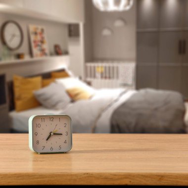 Modern yatak odasındaki modern beyaz saat. 3D görüntüleme. Ürünler ve farklı şeylerin görüntülenmesi için alanı kopyala.