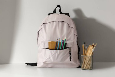 Okul çantası ve kırtasiye malzemeleri beyaz arka planda. Metin için boşluk