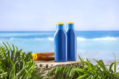 Plastik şişe yağ ve deniz zemininde taze tropikal plaj..