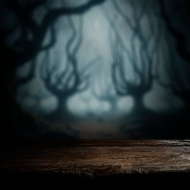 Cadılar Bayramı arkaplanı: Ahşap masadaki korkunç hayalet