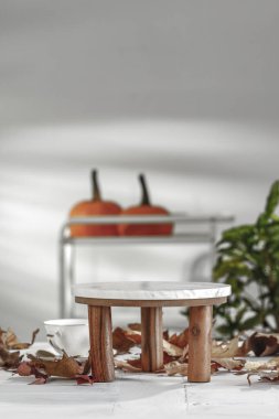 Cadılar bayramı kutlaması için dekoratif öğeler ve balkabaklarıyla dolu bir masa.