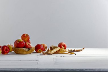 Elmalar, armutlar, elmalar, armutlar ve kırmızı elmalarla sonbahar hasadı. Sonbahar hasat konsepti