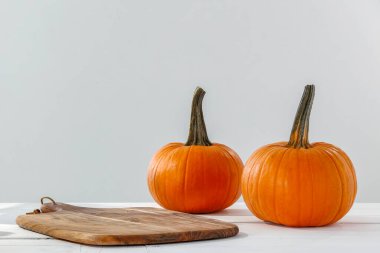 Gri ahşap arka planda iki balkabağı. Cadılar Bayramı konsepti.