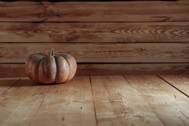 Balkabağı ahşap masada ve tahta tahta duvar arka planında. Metin, yiyecek, içecek ve ürünler için boş kopyalama alanı.