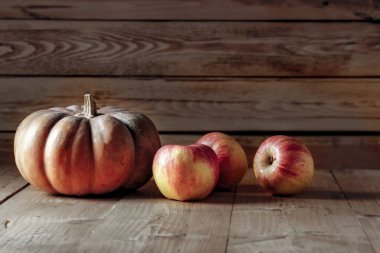 Ahşap arka planda balkabakları. Şükran Günü konsepti, sonbahar hasadı. Şükran Günü, Şükran Günü ya da Şükran Günü konsepti. metin için boşluk kopyala