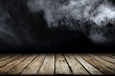 Dumanlı karanlık soyut oda, ahşap masa ve dumanlı siyah duvar. Ürün ve aksesuarlar için alanı kopyala.