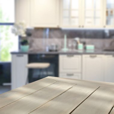 Yiyecek, içecek, ürün ve eşyalar için yeri olan boş ahşap mutfak masası. Bulanık, modern nostaljik ve karamsar mutfak arka planı..