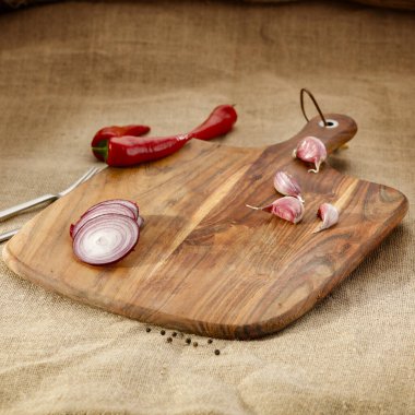 Tahta kesme tahtası ve jute masa örtüsü üzerinde taze sebzeler. Yiyecek, içecek ve ürünler için boşluk kopyala.