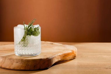 Ahşap bir arka planda kokteyl