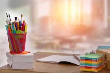 Sınıfta not defterleri olan okul gereçleri, okula dönüş. Parlak güneş ışığı penceresi ve okul içi. Ürünler için alanı kopyala.