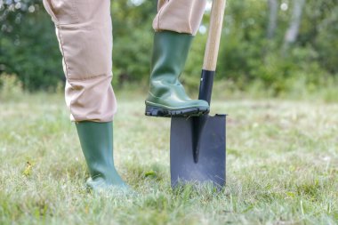 Bahçede kürekle çalışan bahçıvan.