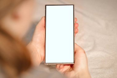 Kopya alanı olan boş beyaz ekranlı akıllı telefon tutan kişi. 