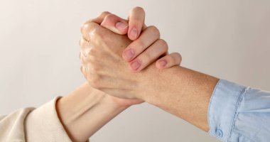 Genç ve olgun kadınlar arasındaki güçlü el sıkışma, destek kavramı, rekabet ve nesiller arası bağlantı, güçlü kavrama sembolü, birlik ve rekabet.